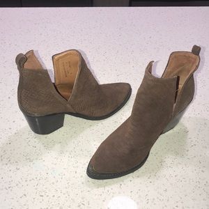 Barely used suede leather shoe boots